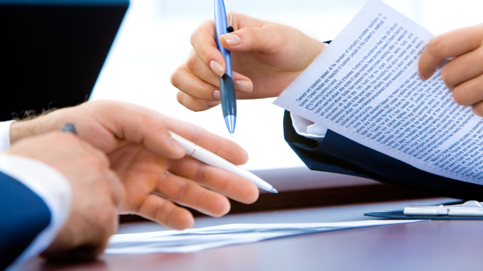 Descubre por que los contratos mercantiles ofrecen una estructura legal clara y confiable