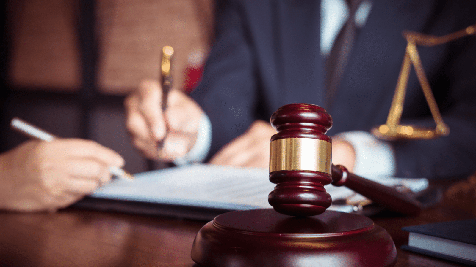 Cuando una persona recibe una resolución definitiva en un juicio y considera que esa decisión viola sus derechos fundamentales, puede acudir al juicio de amparo directo.